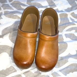 Dansko Honey Distressed Professional Clog size 40